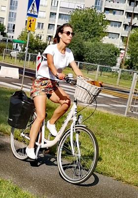 Polnisches Fahrrad, Straße, offener Teenager, echtes Vouyer im Freien