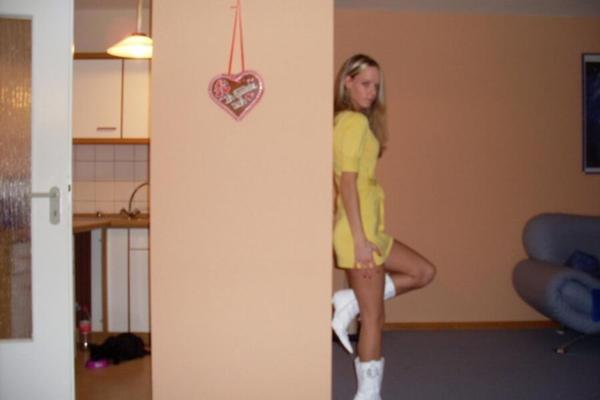 Hot Blonde Amateur Teen pose