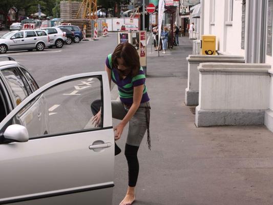 ANASTASIA K. Paseando en pelotas por las calles