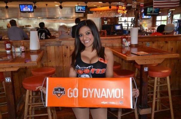 repostagem de grande tittied latina hooters girl