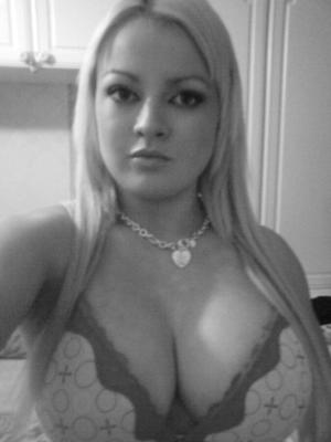 Grace Emily T, une adolescente aux gros seins britannique