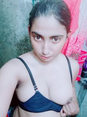 Selfie d'une adolescente indienne nue