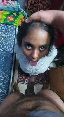 Femme indienne nue et suce une bite