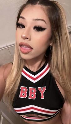 Latina Teen mit Zahnspange