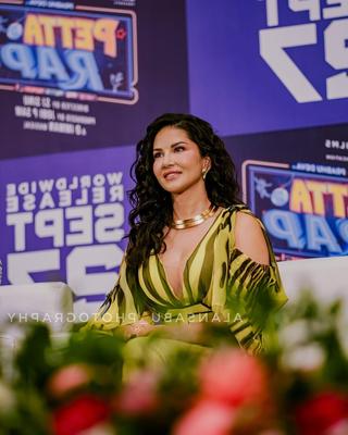 Reunión de prensa de Sunny Leone Petta Rap en Kochi, India, septiembre de 2024