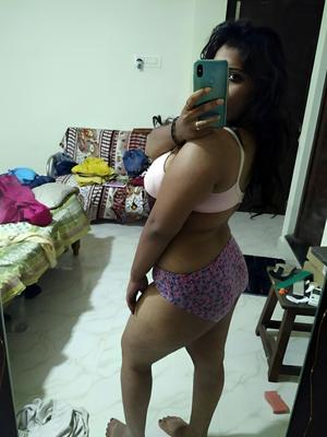 インド人巨乳ぽっちゃり彼女のヌード自撮りが流出