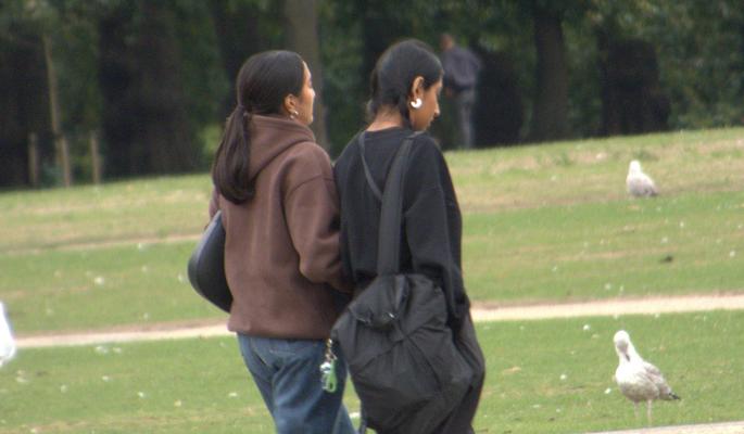 Chicas indias atractivas caminando.