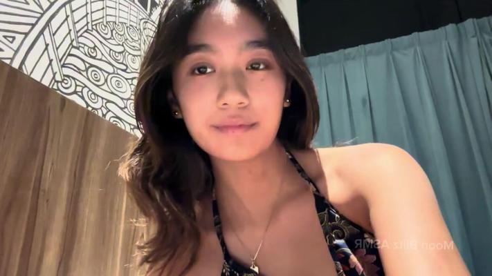 Moon Blitz ASMR Une fille asiatique serrée vous embrasse et vous lèche au lit