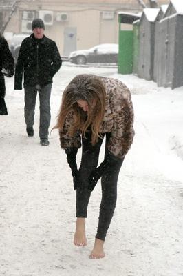 Brave Girl! Sexy Bare Feet in Russian Snow.