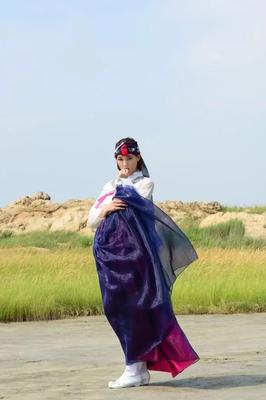 Belle coréenne se déshabille de son hanbok