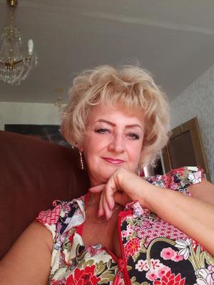 Mature Frida from Germany has perfect pussy and nice aureola